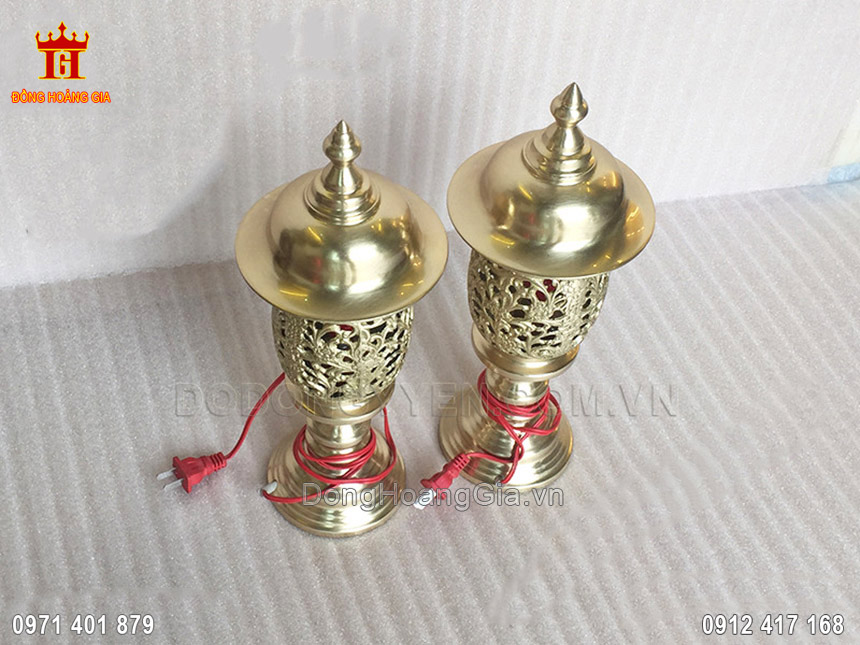 Đôi đèn thờ đồng vàng phù hợp với nhiều ban thờ cúng khác nhau